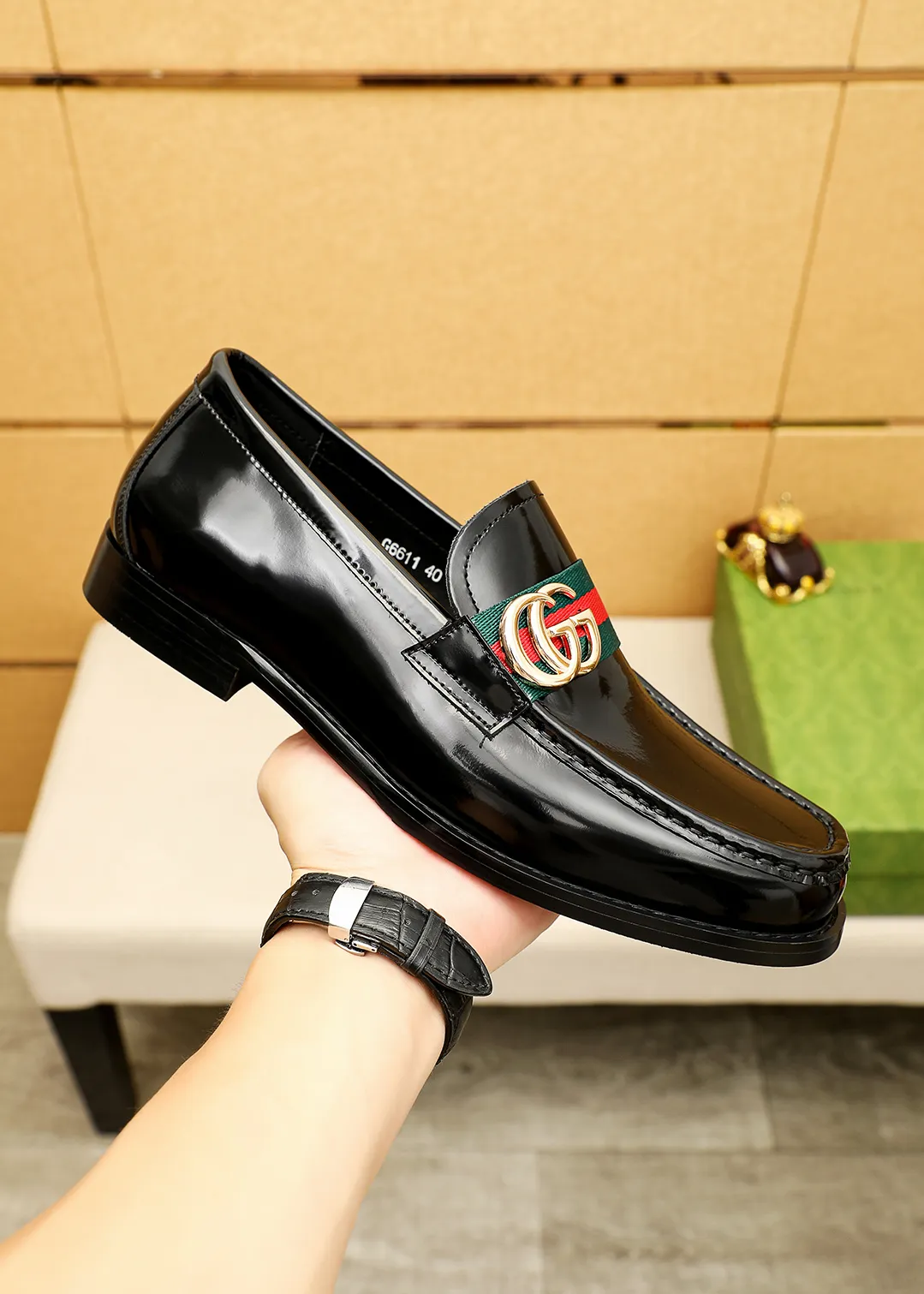 Men's shoes 💰480 💐 Product trademark: GUCCI "Gucci" casual leather shoes Regular size: 38-44 (45.46🉑️customized) Product materials: Selected imported first-layer open-edge beaded cowhide leather upper + luxury hardware buckle, imported water-dyed cowhide leather lining. Strong three-dimensional visual effect, original outsole color: 2 colors available